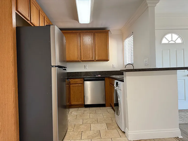 1475 Oakdale Ave — Photo 1