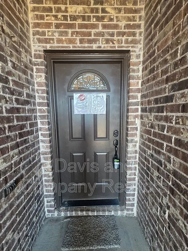 3 bed, 2.0 bath, 1350 sqft, $2,000 — Photo 2