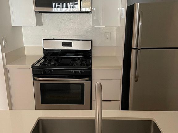 3rd image of 515 Kelton Ave #126