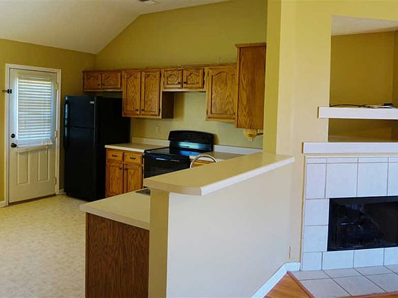 4th image of 225 Green Valley Dr