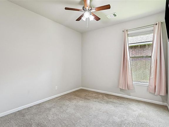 5th image of 100 E Lake Ct