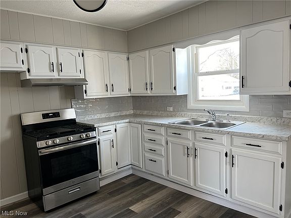 5th image of 991 Chestnut St