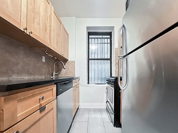 4th image of 405 W 45th St APT 1e