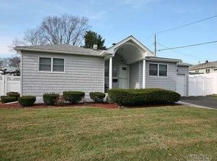 48 Hope Dr, Plainview, NY 11803