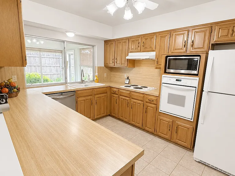 1718 Leicester St — Photo 4