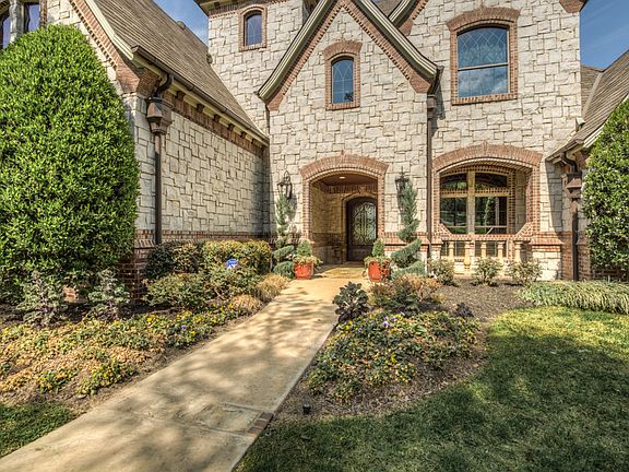 2nd image of 841 Simmons Ct