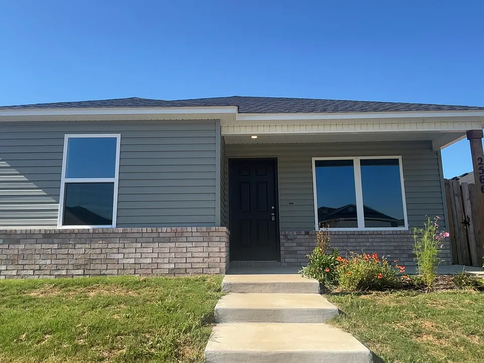 2566 E War Eagle St