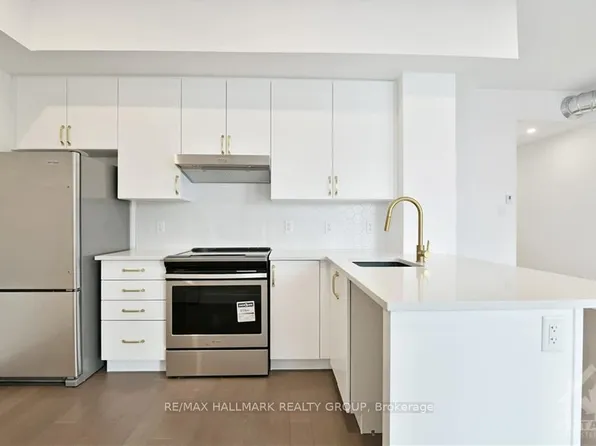 101 Pinhey St #303, Ottawa, ON K1Y 1T7