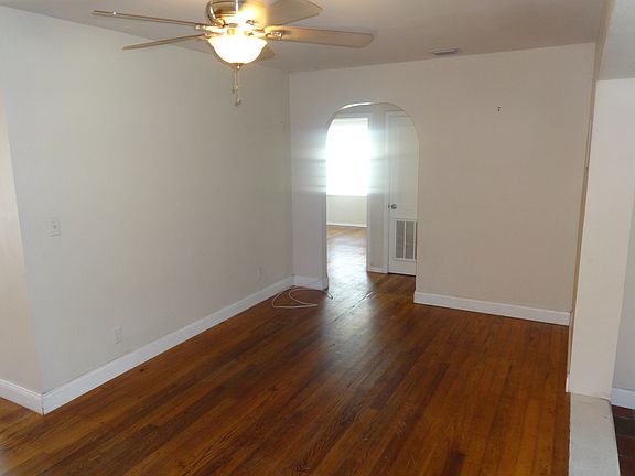 4th image of 423 SW 11th Ct
