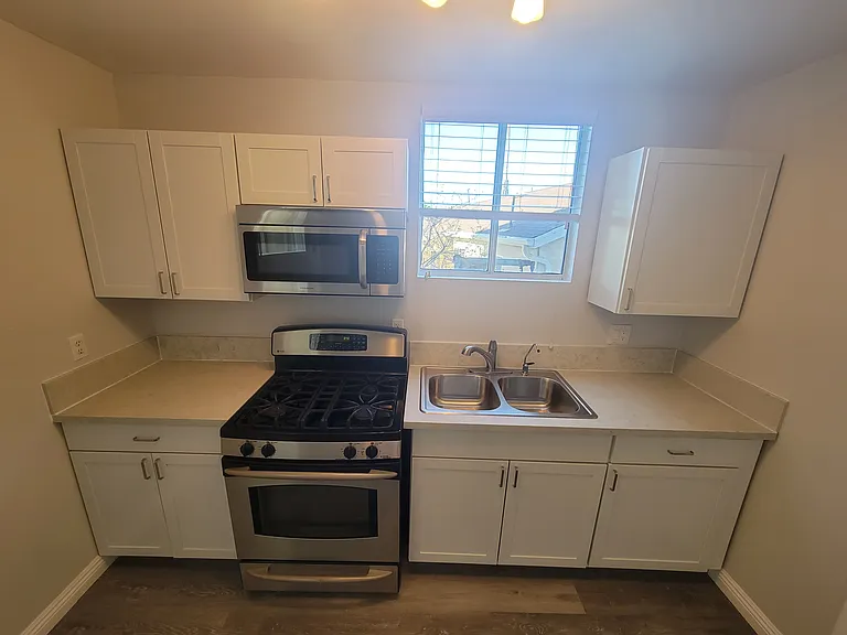 2550 Montrose Ave — Photo 6