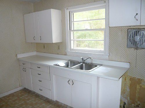 3rd image of 2920 Hall Dr SE