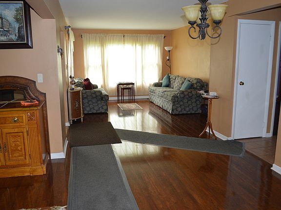 5th image of 910 Rosewood Ct