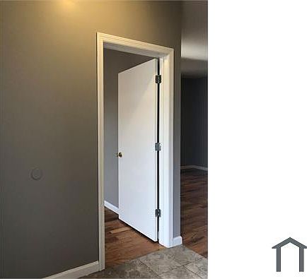5th image of 28 Stanley Ave #1