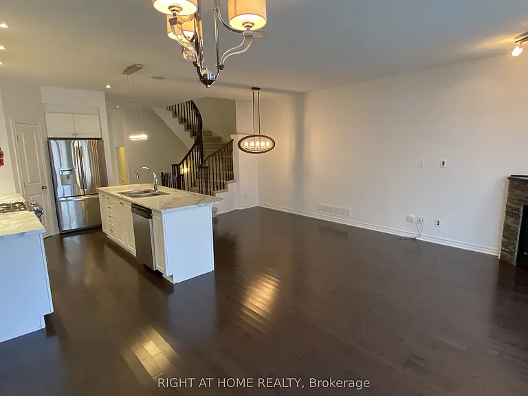 1119 Tischart Cres — Photo 9