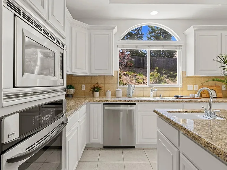 4066 Plateau Cir — Photo 21