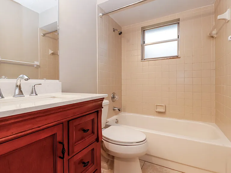1213 SE 17th Ter — Photo 13