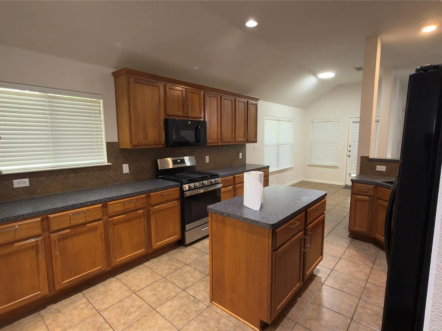 3 bed, 2.0 bath, 2281 sqft, $2,500 — Photo 4