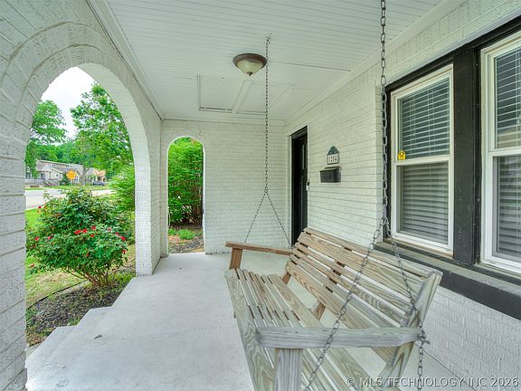 3rd image of 1204 S Columbia Ave