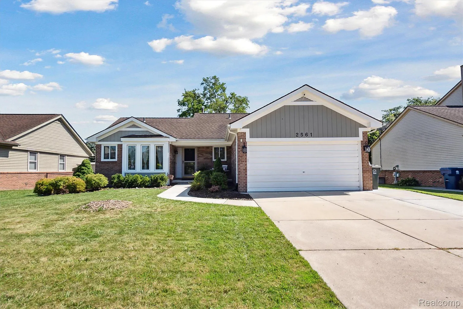 2561 Woodmont Dr E photo 1