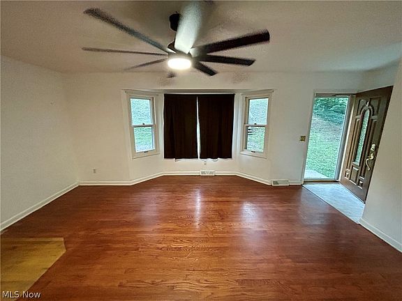 5th image of 8470 Shadyview Ave NW