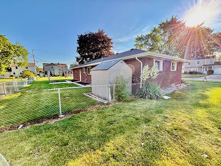 326 Pepperton Dr — Photo 3