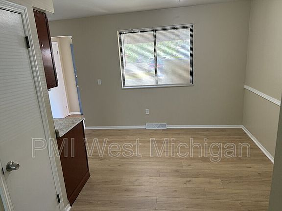 4th image of 6051 In The Pines Dr SE