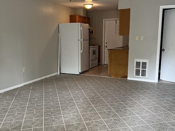2nd image of 4757 Glenwood Ave #35