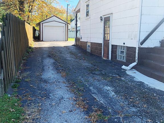 4th image of 428 Laird Ave NE