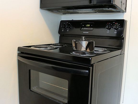 3rd image of 820 Rosewood Dr #1