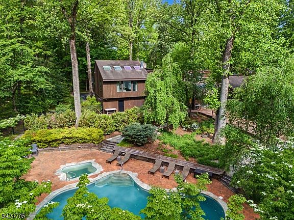 3rd image of 85 Crest Dr