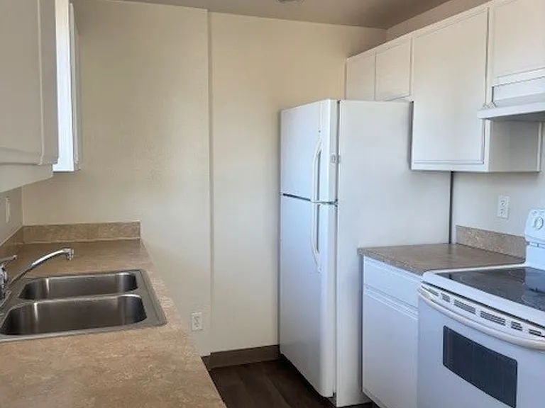 3440 Hawthorne Ave NE — Photo 2