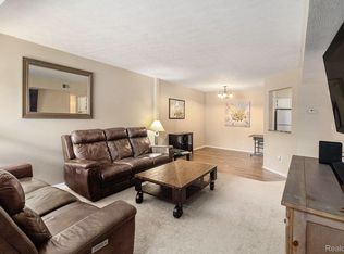 61216 Greenwood Dr, South Lyon, MI 48178