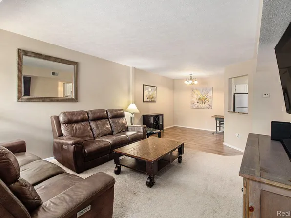 61216 Greenwood Dr, South Lyon, MI 48178