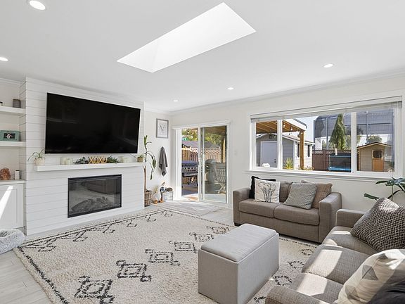 3rd image of 5245 Maple Cres