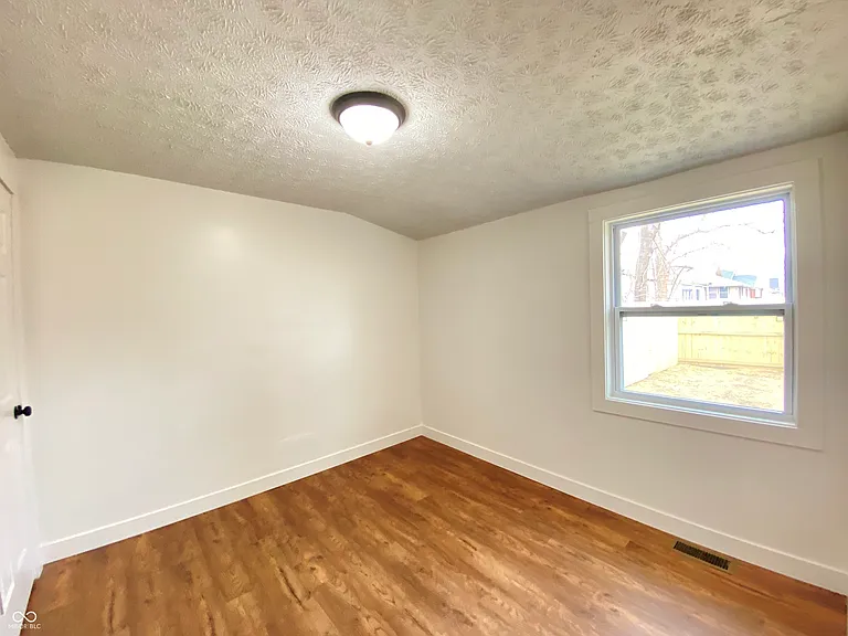 1518 Lawton Ave — Photo 9