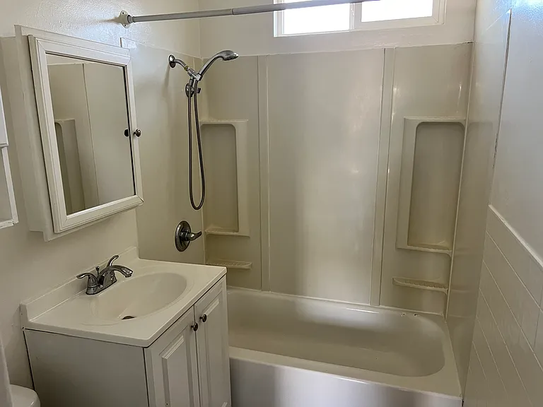 147 N Victoria Ave — Photo 15