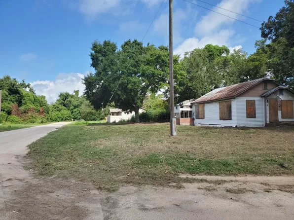 1145 6th St, Hempstead, TX 77445