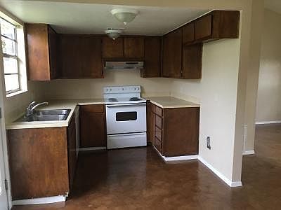 4th image of 825 Driftwood Ln