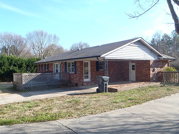 3rd image of 107 Pinewood Cir