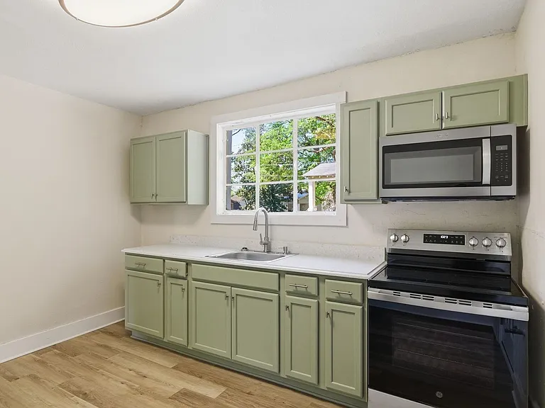 116 Chester Ave — Photo 3