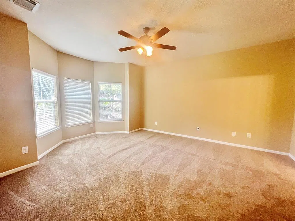 5 bed, 2316 sqft, $3,200 — Photo 2