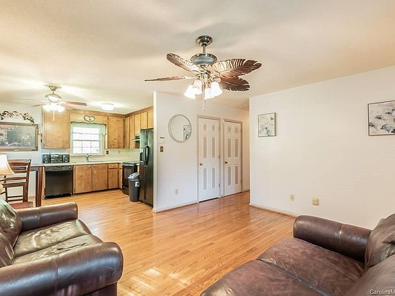 5th image of 2224 Betts Ln