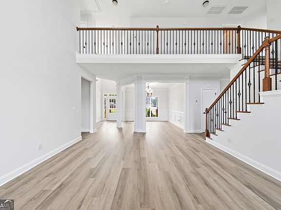 5th image of 68 Kellenberg Ln