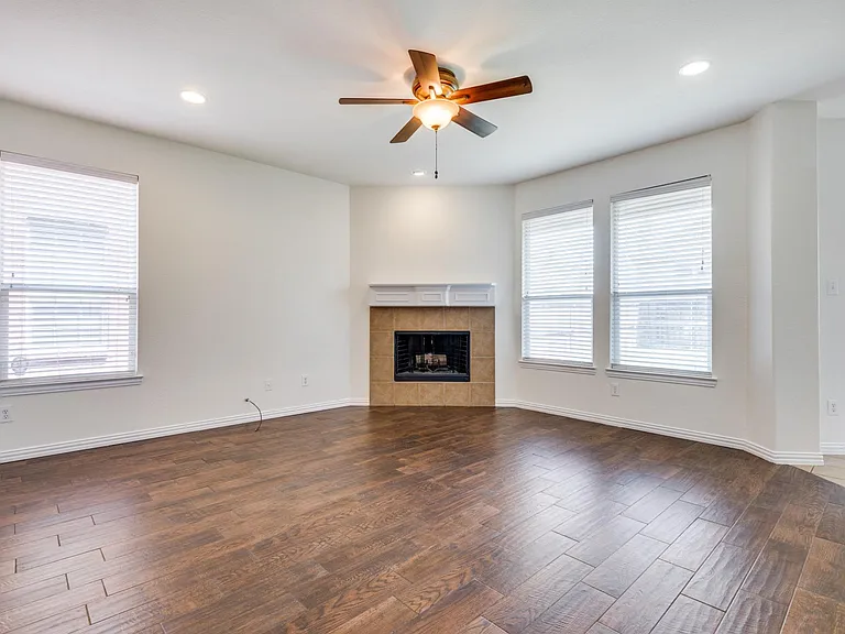 15924 Alvarado Dr — Photo 7