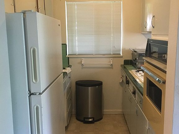 2nd image of 521 21st St APT 6