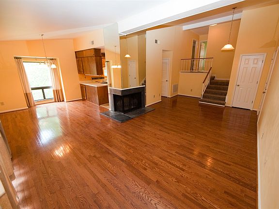 Spacious, Open Floorplan w/ new Hardwood