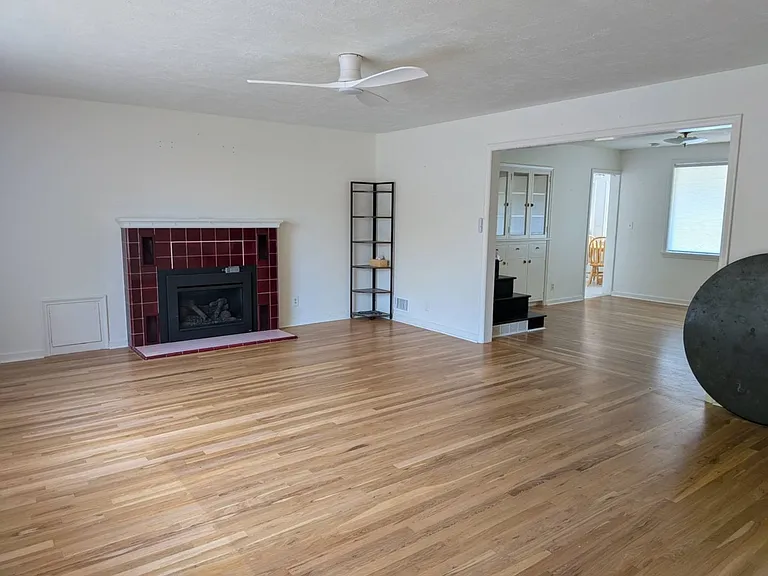 262 E 2 S — Photo 3