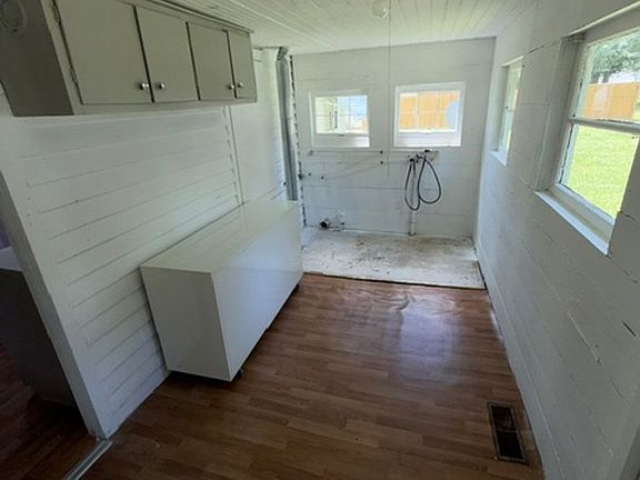 4th image of 1655 Eastwood Ave