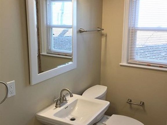 5th image of 1122 N Bronough St