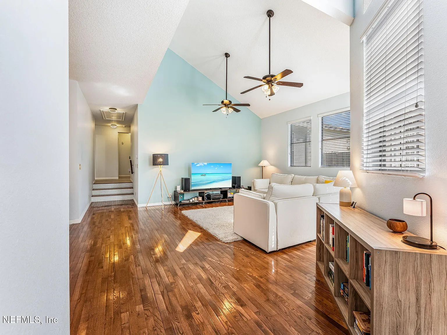 3 bed, 2.0 bath, 1900 sqft, $3,300 — Photo 4